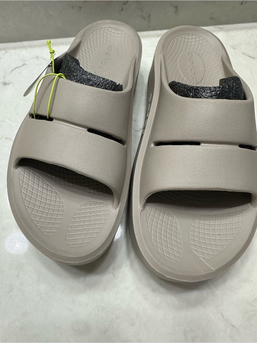 OOFOS Women's Beige Slide Sandals - Lightweight Comfort, NWT size 9 - Picture 4 of 8